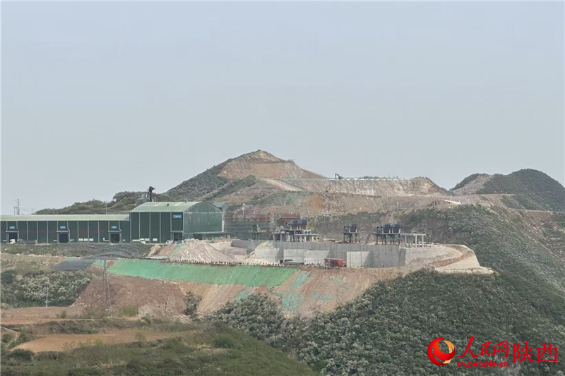 潤鑫新材料廠區內的一座山頭已被削平,隱約可見挖掘機作業(攝于4月23日)。