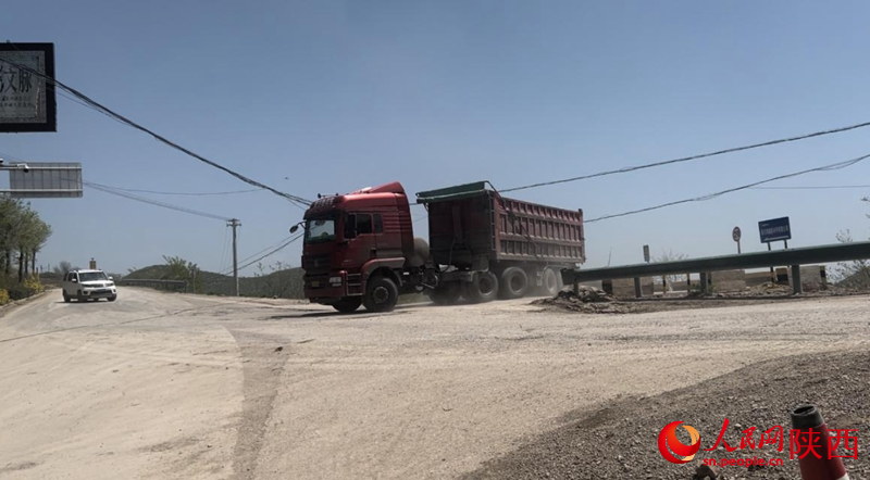 一輛重型卡車從潤鑫新材料廠區駛出(攝于4月23日)。