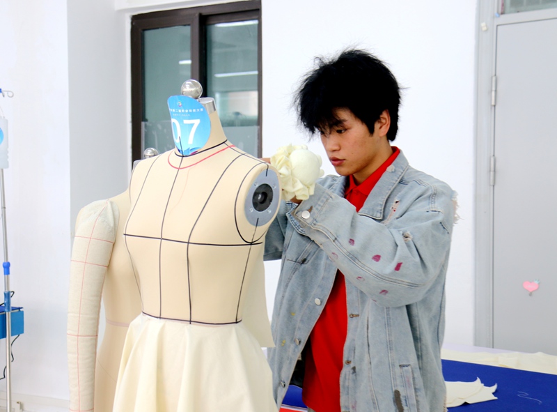 陳理參加時裝技術賽項比賽現場。王星攝