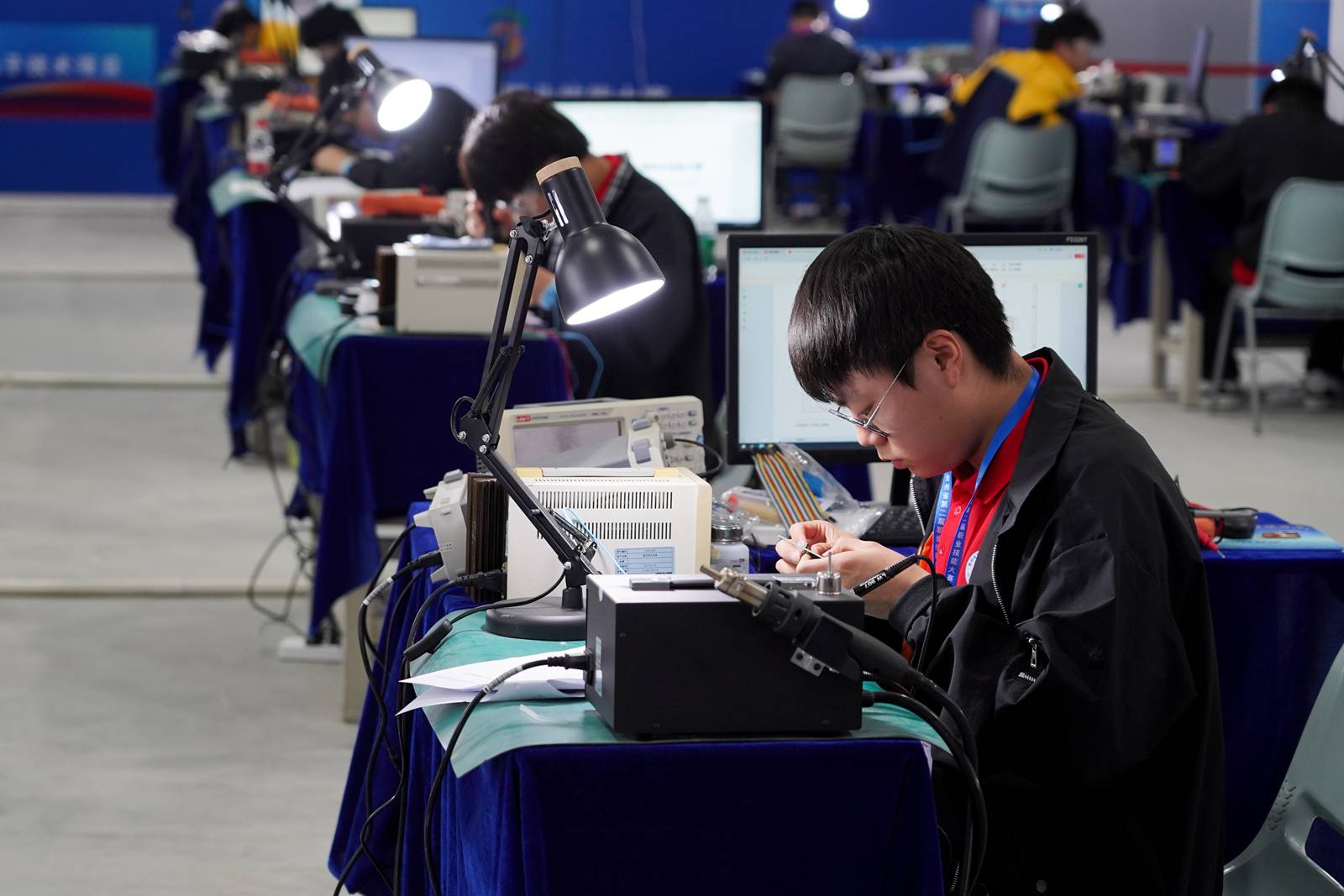 選手在電子技術賽項中比賽。高琦攝