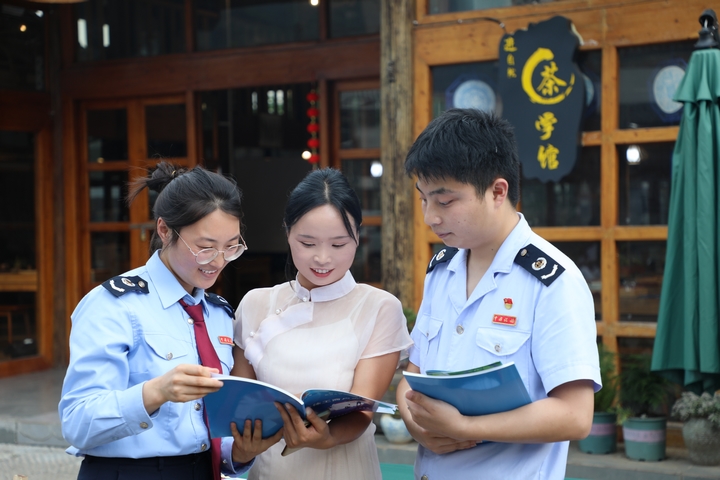 3、普安縣稅務局“文旅服務專班”到景區(qū)周邊商超、餐飲等個體工商戶征詢涉稅服務需求，宣傳稅收優(yōu)惠政策。張杉 攝.JPG