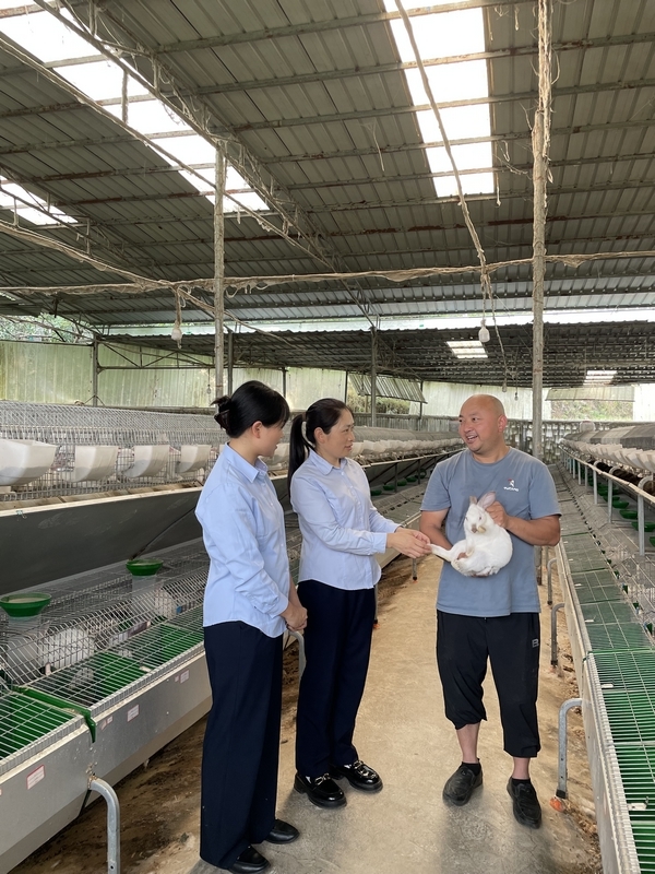 客戶經理到養殖場走訪。