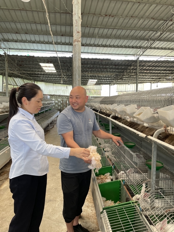 客戶經理到養殖場走訪。