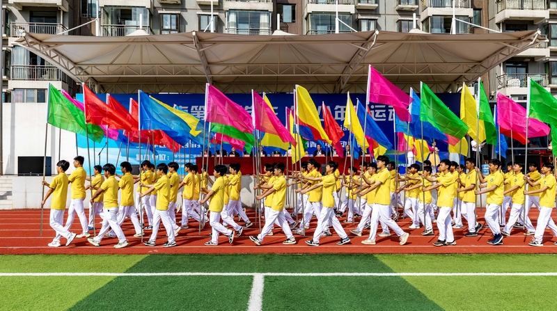 彩旗方隊(duì)入場。