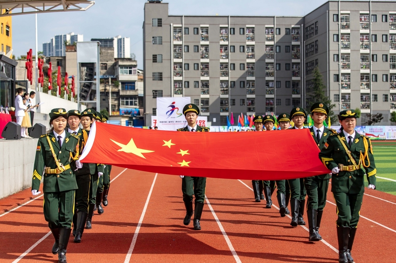 國(guó)旗方隊(duì)入場(chǎng)。