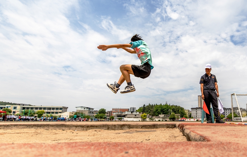運動員在進行男子跳遠比賽。
