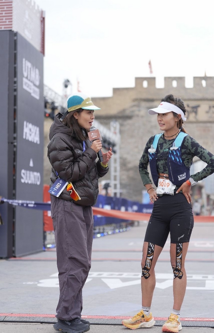 張廷獲得冠軍后,接受媒體采訪 受訪者供圖.jpg