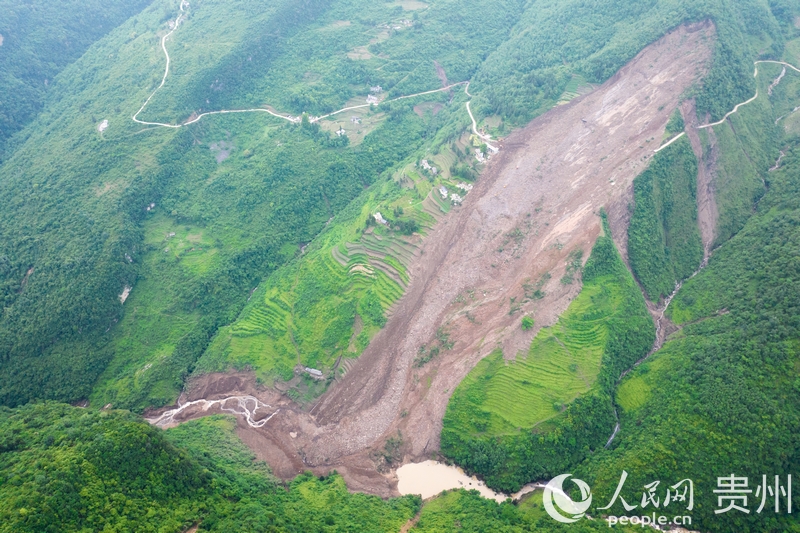 5月23日拍攝的大方縣果瓦鄉慶陽村發生山體滑坡現場。人民網 涂敏攝