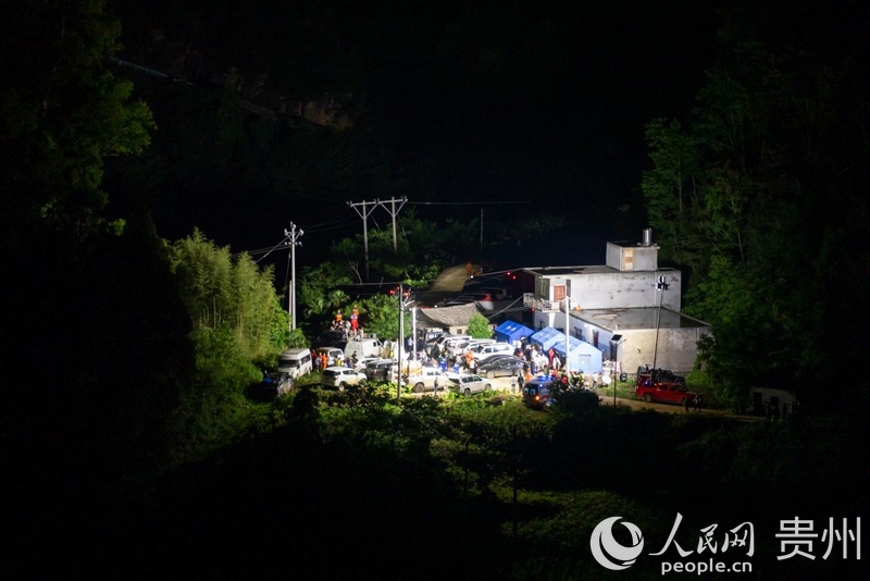 5月22日晚,救援現場指揮部燈火通明。人民網 涂敏 攝