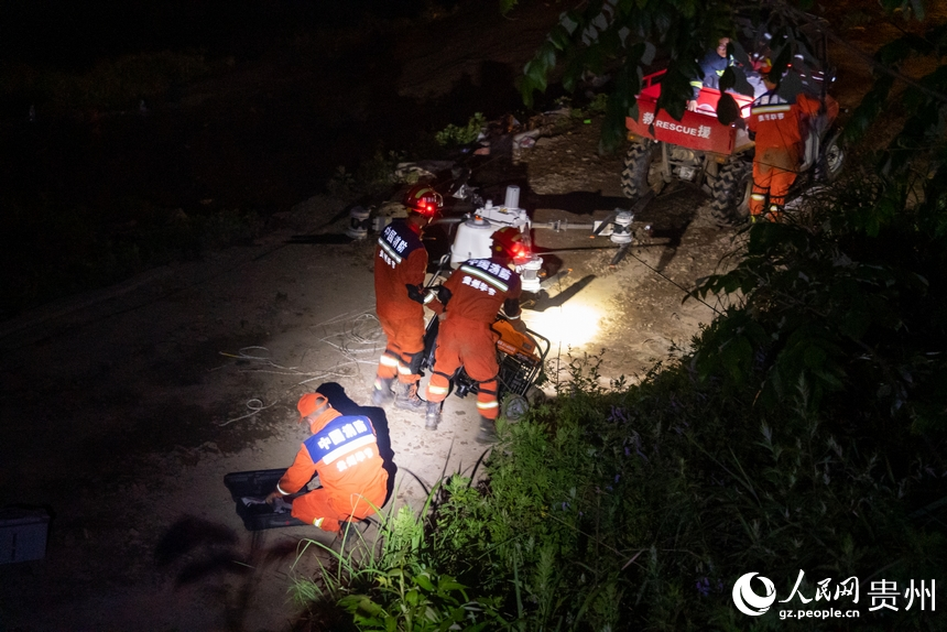 5月22日晚，消防員在維護救援無人機設備。人民網 涂敏攝