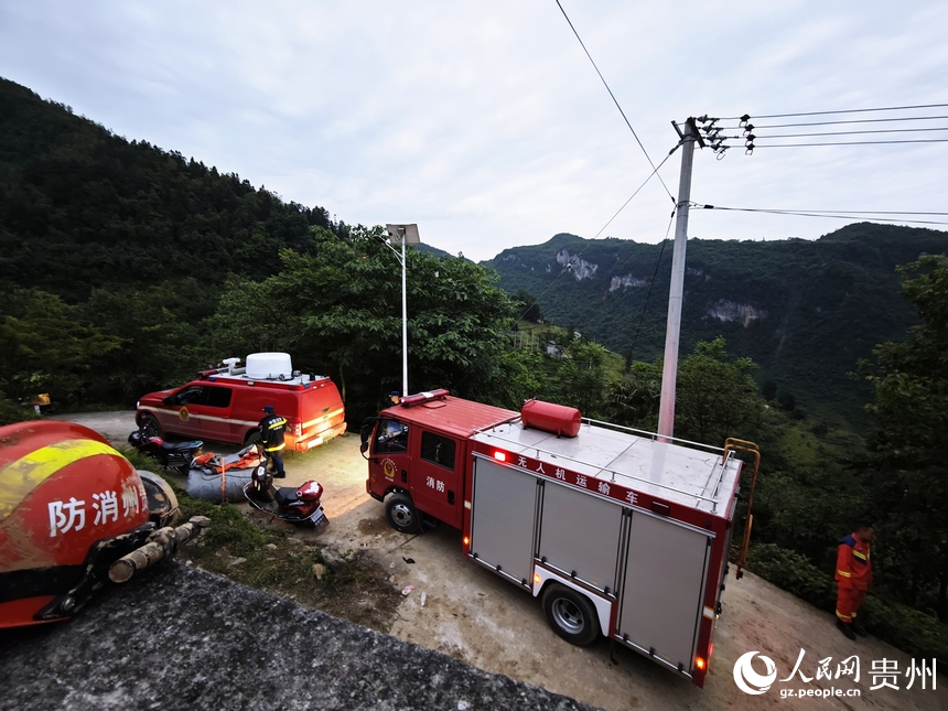 5月23日6時許，消防救援車輛在開展運輸調度。人民網 龍章榆攝