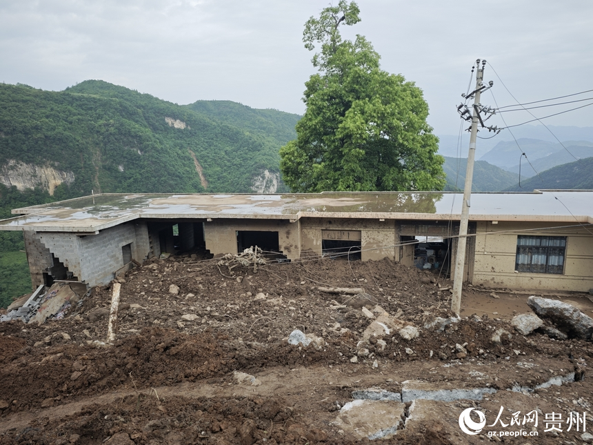5月23日拍攝的大方縣果瓦鄉慶陽村山體滑坡現場。人民網 龍章榆攝