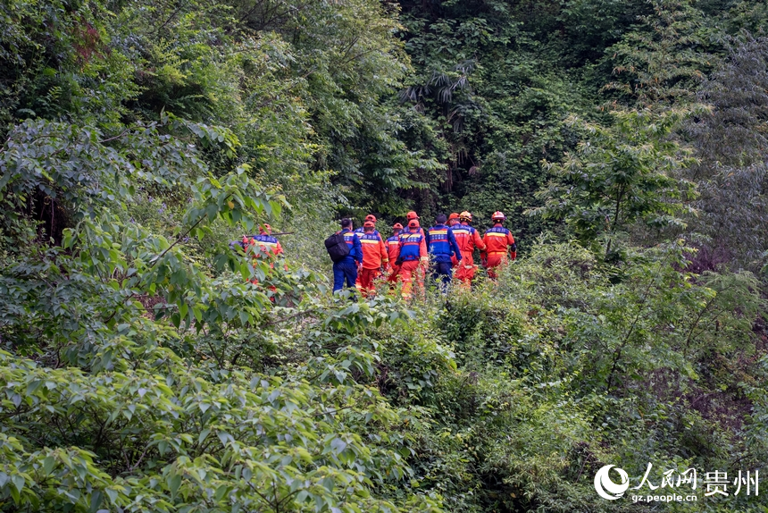 5月23日拍攝的大方縣果瓦鄉慶陽村山體滑坡現場。人民網 涂敏攝