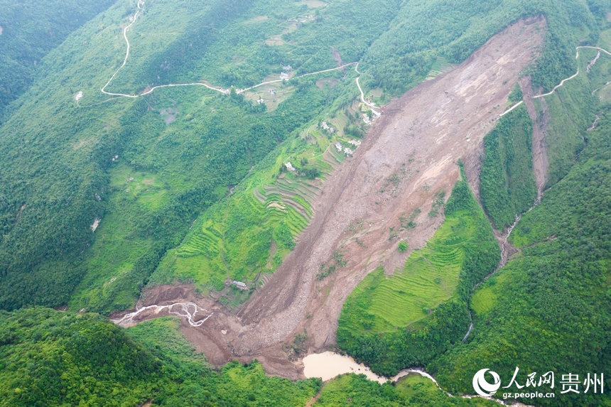 5月23日拍攝的大方縣果瓦鄉慶陽村山體滑坡現場。人民網 涂敏攝