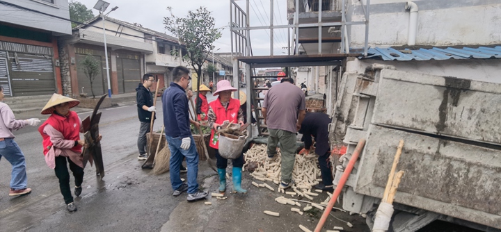 圖為開展“兩清兩改兩治理”工作現(xiàn)場。