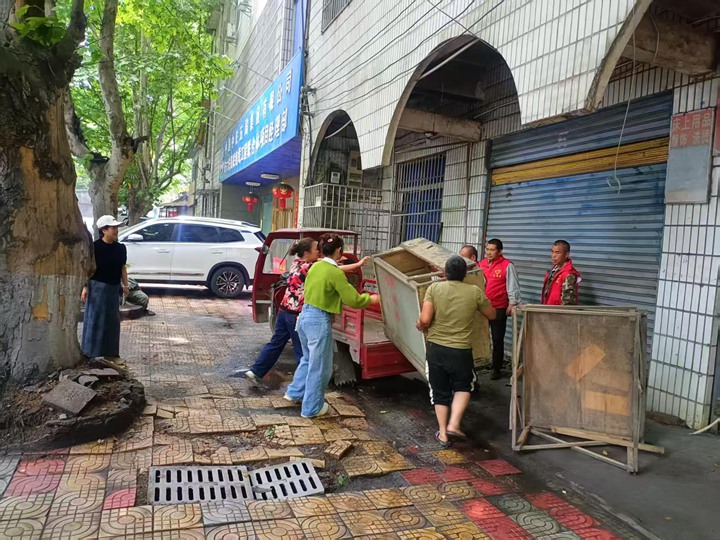 圖為開展“兩清兩改兩治理”工作現(xiàn)場。