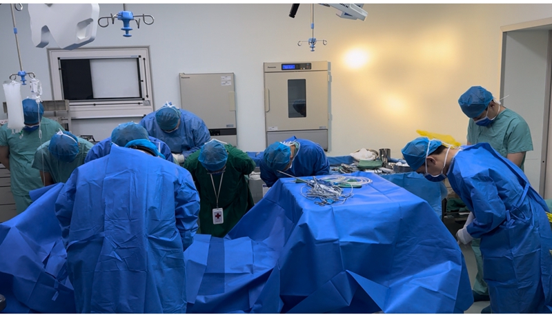 醫(yī)生默哀送別。赫章融媒體中心供圖