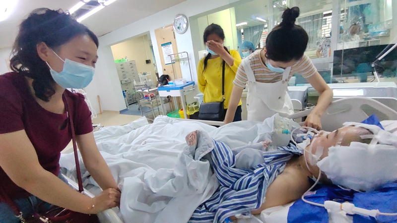 家人朋友前來照看病重的王安念。赫章融媒體中心供圖