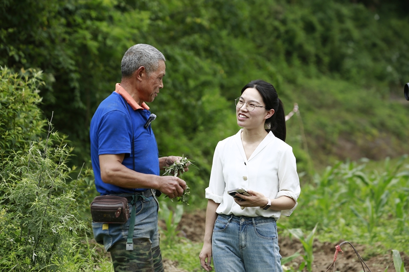 余調金與村民交談。倪少環攝