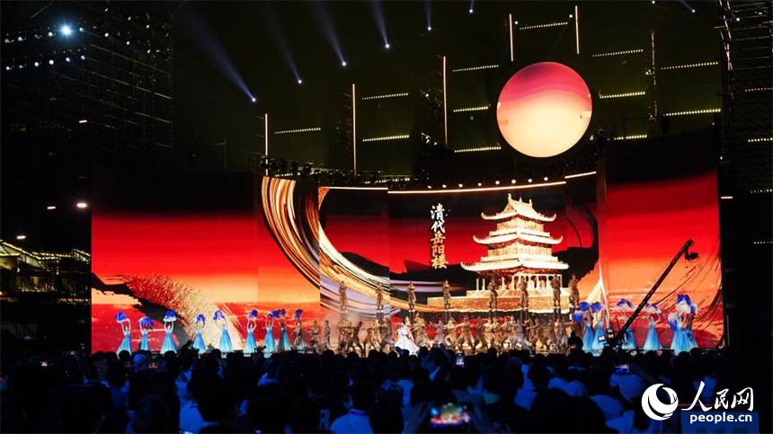 融合虛擬技術與大屏幕視覺呈現不同朝代的岳陽樓。人民網記者 吳茜薇攝