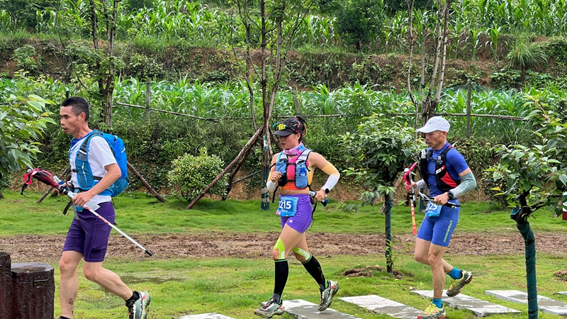 參賽選手們正經(jīng)過大唐渡口。何金梅攝