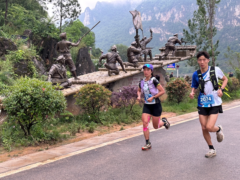 參賽選手正跑過大唐渡口。何金梅攝