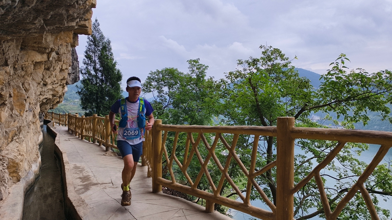 參賽選手正跑在蜿蜒的紅旗渠。楊玉潔攝