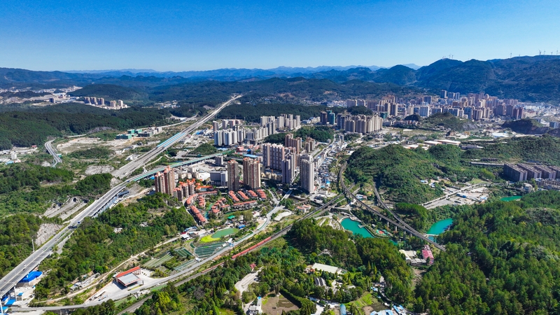 龍里縣城一角。潘希來(lái)攝