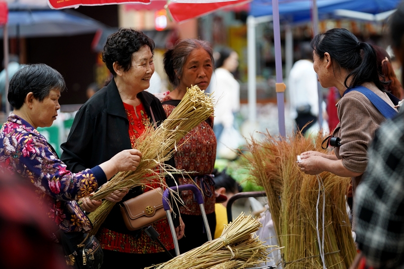 市民在農(nóng)貿(mào)市場(chǎng)的“朝夕攤位”購(gòu)買農(nóng)產(chǎn)品。羅小春攝