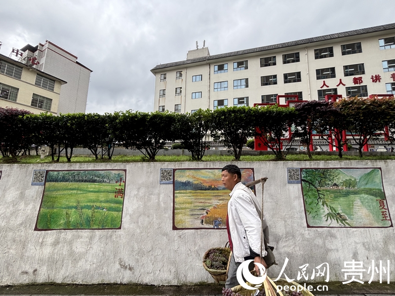 龍里縣街頭的墻繪。人民網(wǎng)記者 高華攝