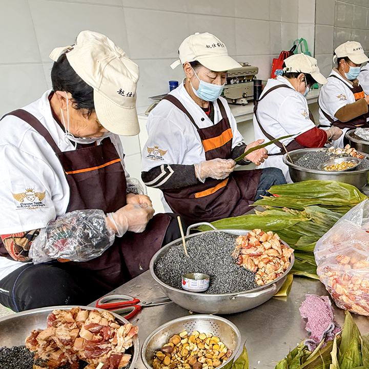 日前，福泉市龍昌趙仕梅月餅廠的粽子搶“鮮”上市，開啟了線上線下雙渠道火熱銷售模式，種類豐富的地道福泉口味也受到廣大消費者青睞……