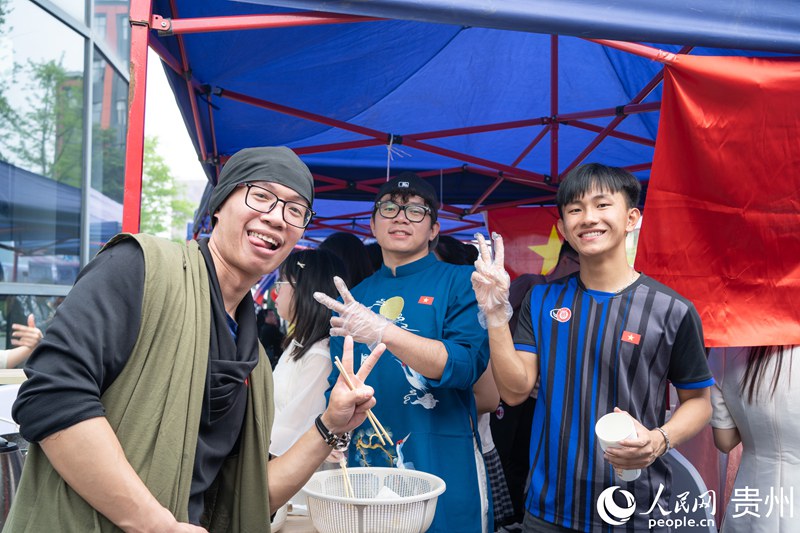 留學(xué)生參加國(guó)際美食嘉年華活動(dòng)。人民網(wǎng) 陽茜攝