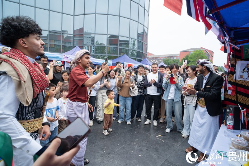 留學(xué)生參加國(guó)際美食嘉年華活動(dòng)。人民網(wǎng) 陽茜攝