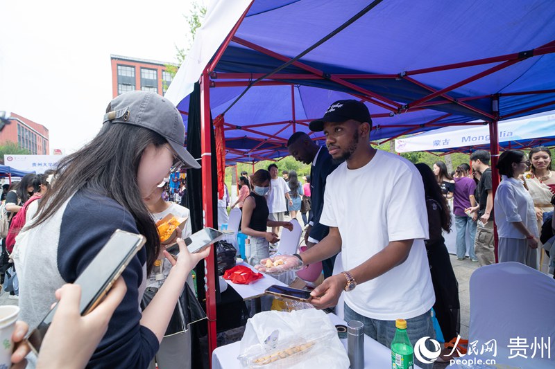 留學(xué)生參加國(guó)際美食嘉年華活動(dòng)。人民網(wǎng) 陽茜攝