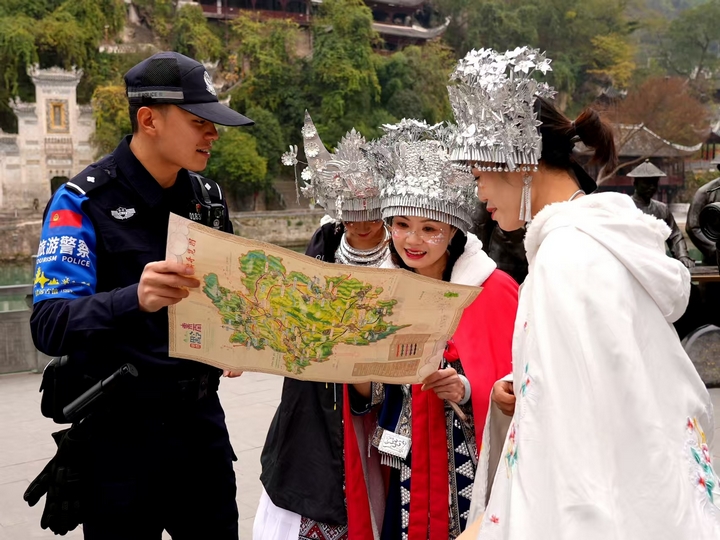 鎮遠旅游警察貼心為游客服務。