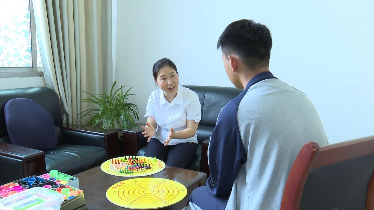 劉芳老師與學生交流溝通。