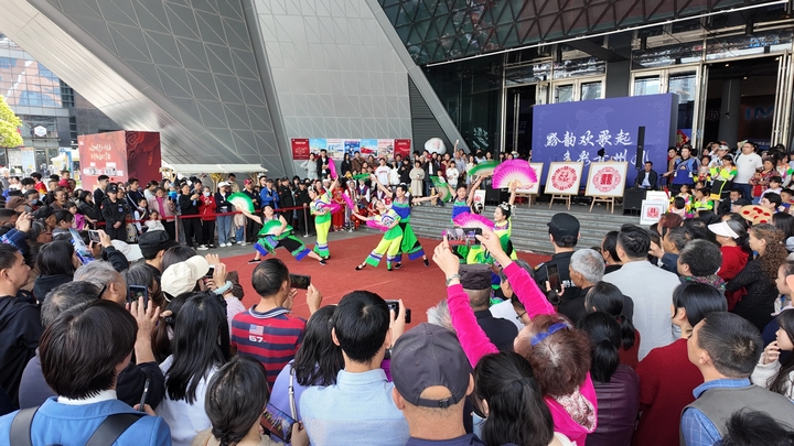 民族大聯(lián)歡活動(dòng)現(xiàn)場(chǎng)(融媒體中心 供圖).jpg