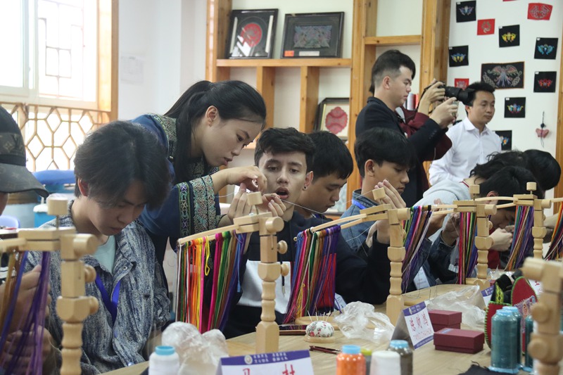 國際青年學習馬尾繡現場。