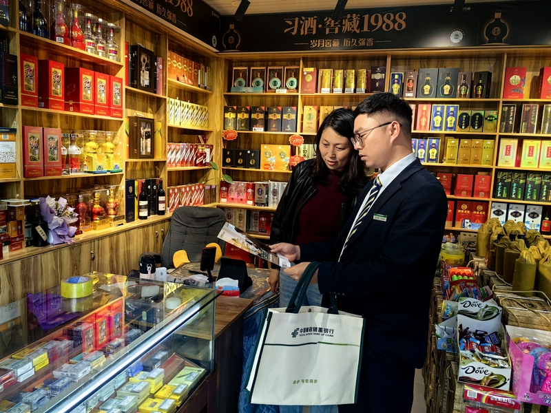 客戶經理走訪商戶。