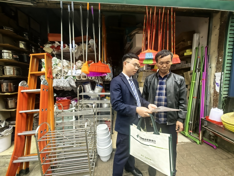 為商戶講解創業擔保貸款政策。