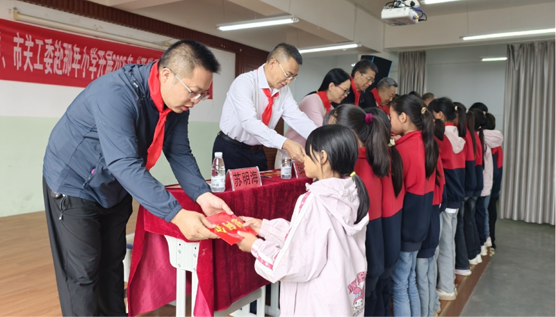 圖為發(fā)放慰問金。