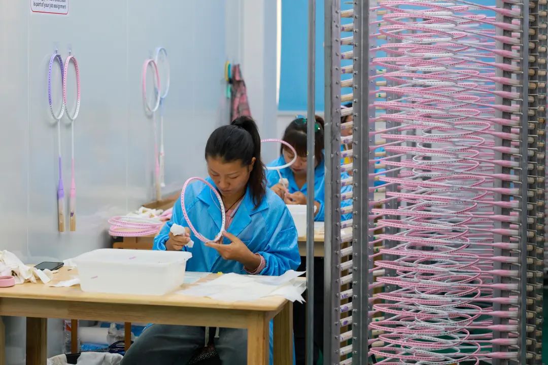 體育器材加工廠現(xiàn)場。