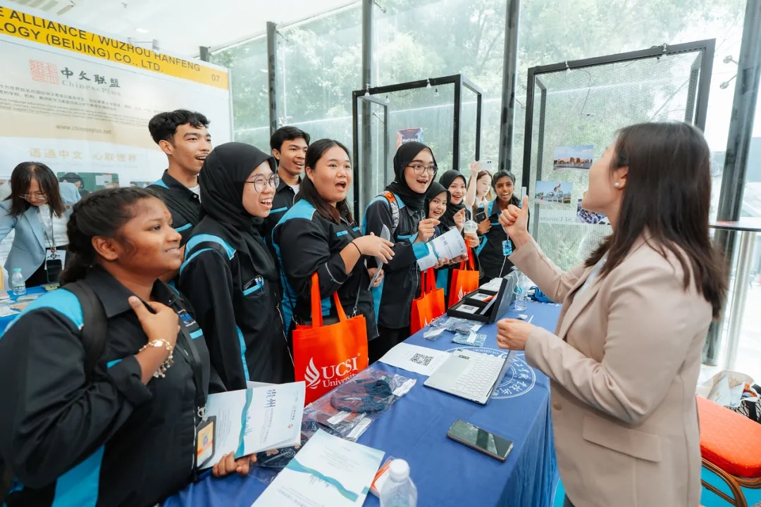 與馬來西亞各校師生互動(dòng)交流。