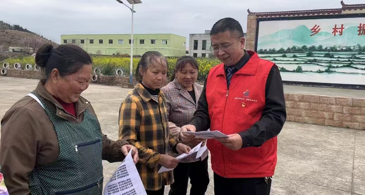 給群眾發放宣傳單。