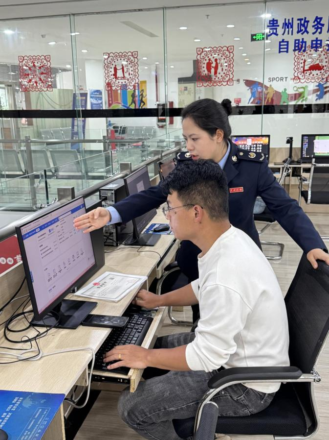 稅務人員輔導納稅人進行申報。張貴鳳攝