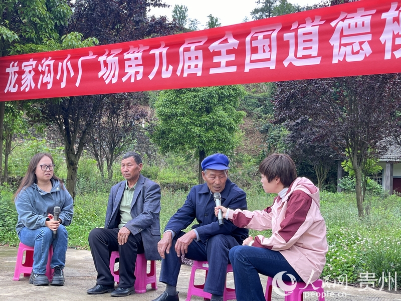 鄒廣陽、鄒廣周兩兄弟分享為烈士義務(wù)守墓的故事。人民網(wǎng) 陳潔泉攝.jpg