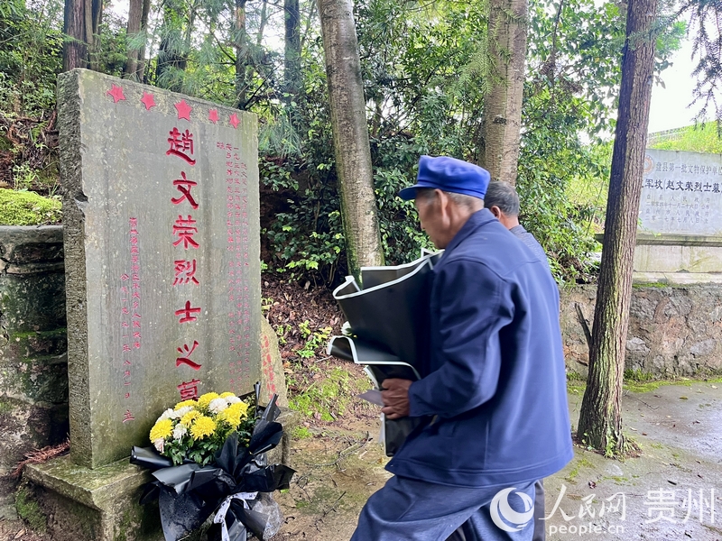 鄒廣陽、鄒廣周在趙文榮烈士墓前灑掃、獻(xiàn)花。人民網(wǎng) 陳潔泉攝.jpg