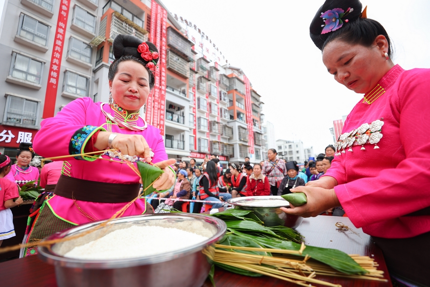 2025年5月29日，在貴州省丹寨縣金泉街道，身著傳統服飾的搬遷群眾在參加包粽子比賽。 