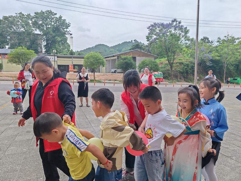 合力運球游戲。