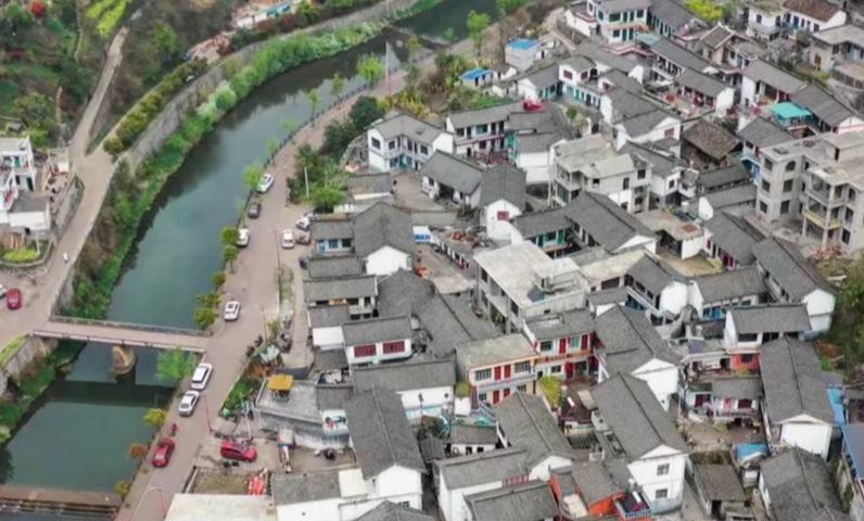 貴州盤州：小村莊拿了個(gè)國(guó)家獎(jiǎng)         盤州市麻郎垤村堅(jiān)持以社會(huì)主義核心價(jià)值觀的價(jià)值遵循為基準(zhǔn)，凝聚向上、向善、向美的鄉(xiāng)村正能量，推動(dòng)文明鄉(xiāng)風(fēng)、經(jīng)濟(jì)發(fā)展、基礎(chǔ)設(shè)施、民族文化、生態(tài)環(huán)境等工作取得顯著成效，特別是其文明和諧的鄉(xiāng)風(fēng)民風(fēng)成為全國(guó)文明村建設(shè)的典范……